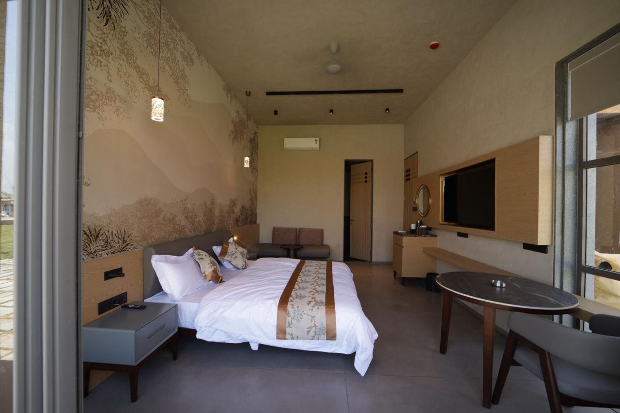 Guest suite seen from its porch, with round table and chairs