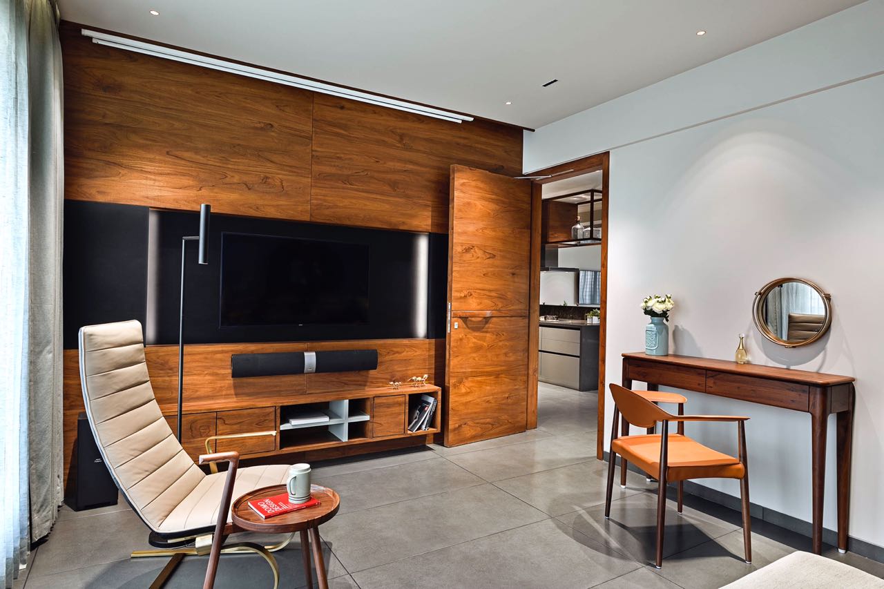 MA HOME family lounge with teak TV wall, recliner and console with round mirror