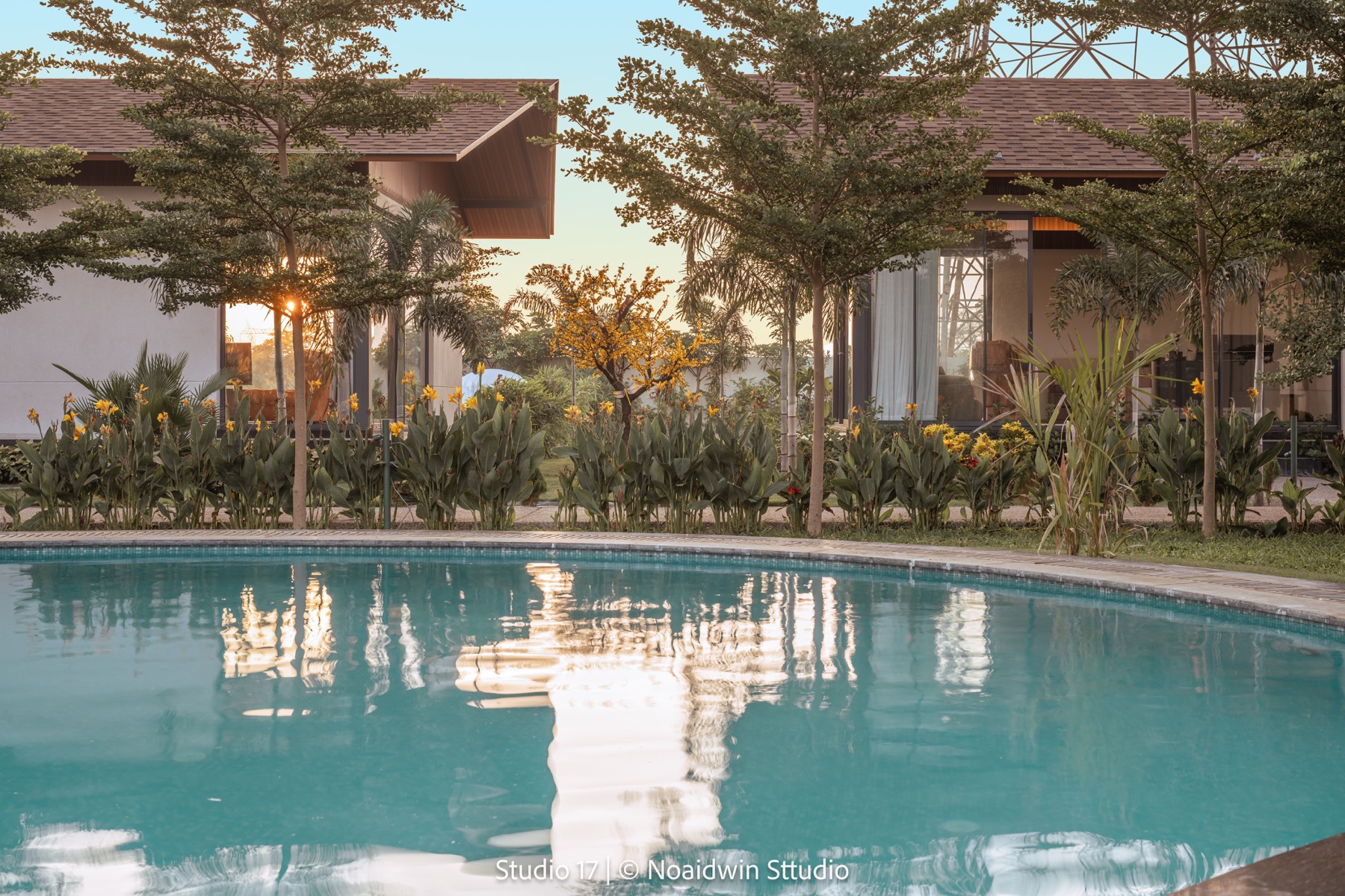 RAAZ'FARM pool and pavilions