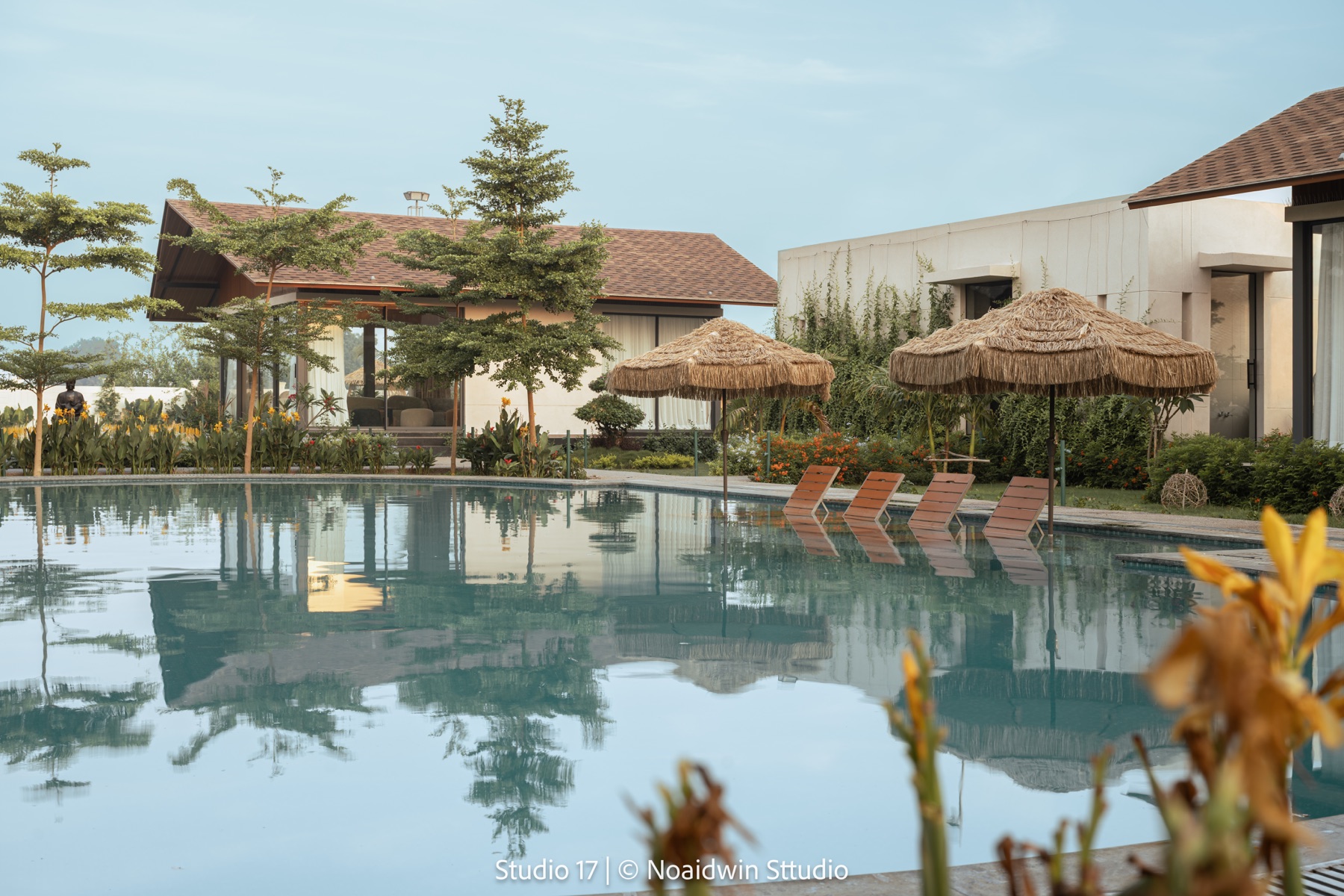 RAAZ'FARM pool and pavilions